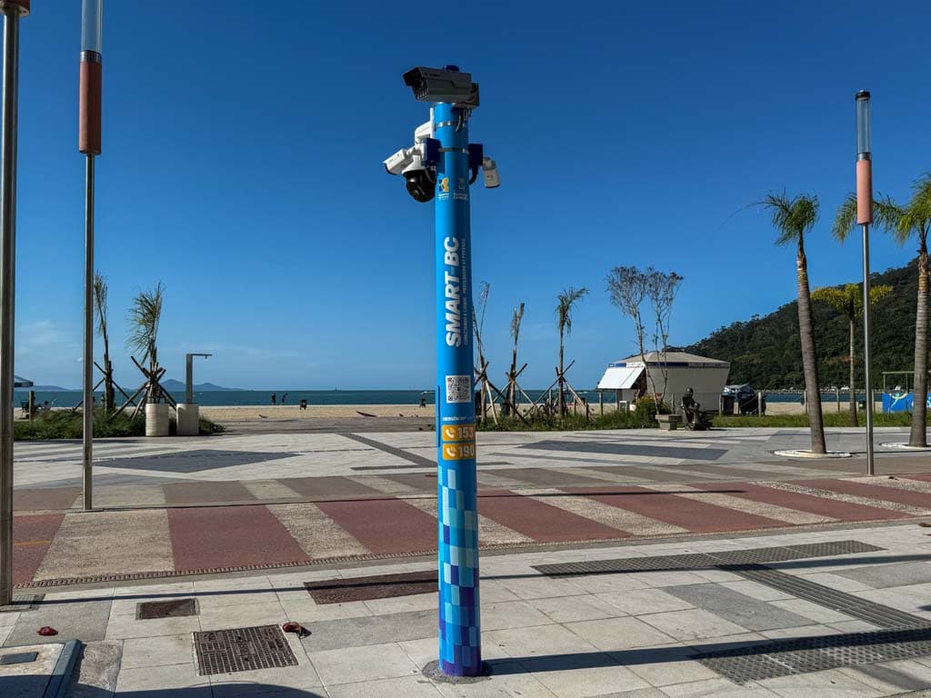 Balneário Camboriú Aposta em Tecnologia com Novos Totens de Segurança Inteligente