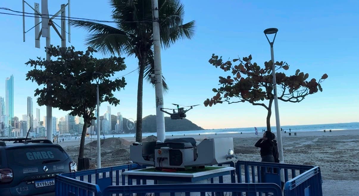 Balneário Camboriú testa drone automatizado com IA para reforçar segurança pública