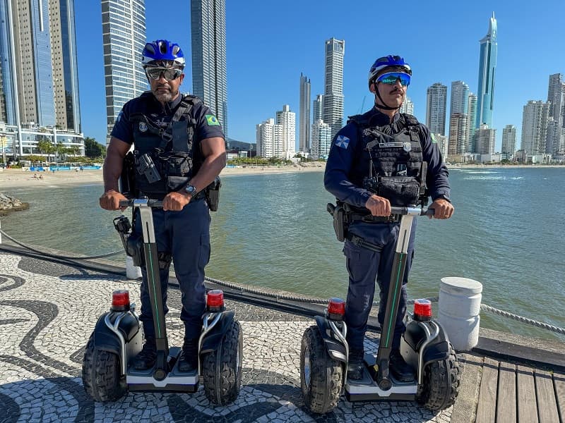 Balneário Camboriú lança Patrulha Turística com óculos de tradução simultânea e drones