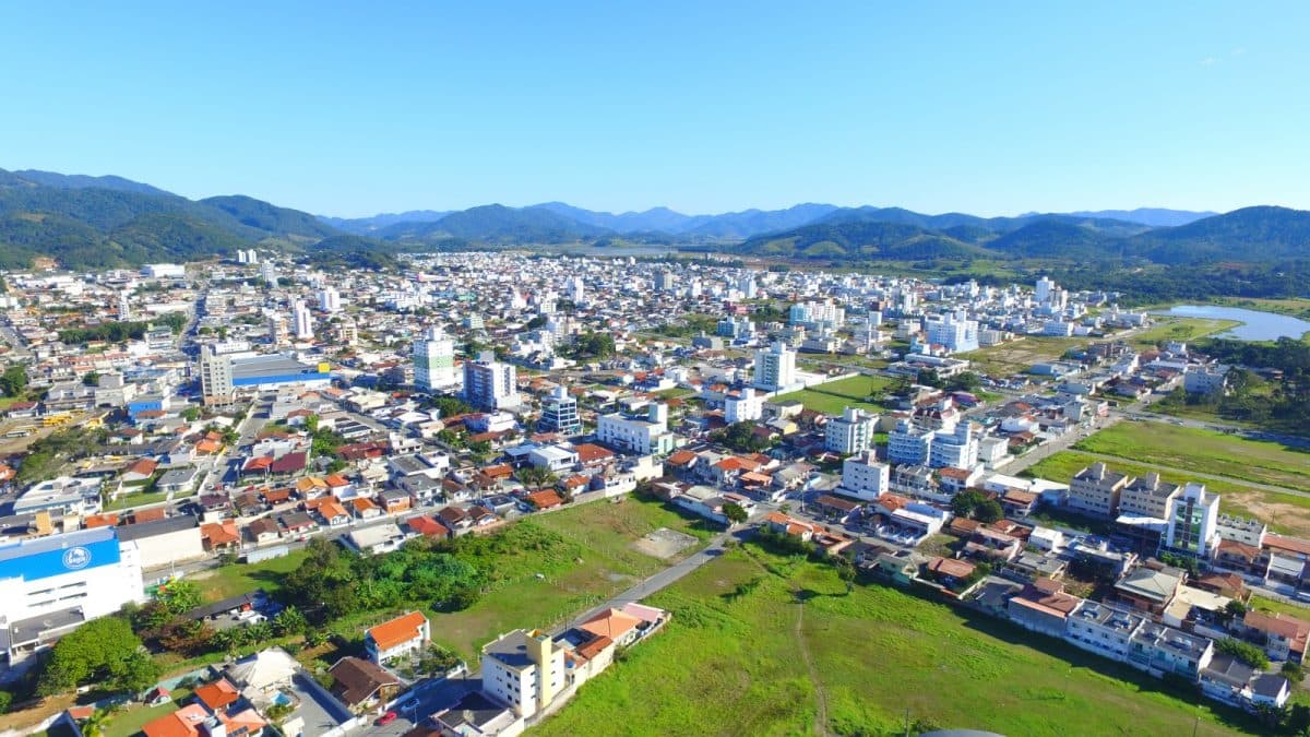 Santa Catarina se destaca com cinco cidades entre as menos endividadas do Sul; Camboriú é vice-líder regional