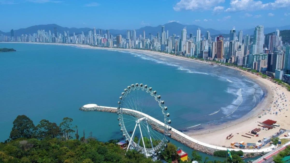 Balneário Camboriú Dispara: Liderança Absoluta e Novos Recordes no Mercado Imobiliário
