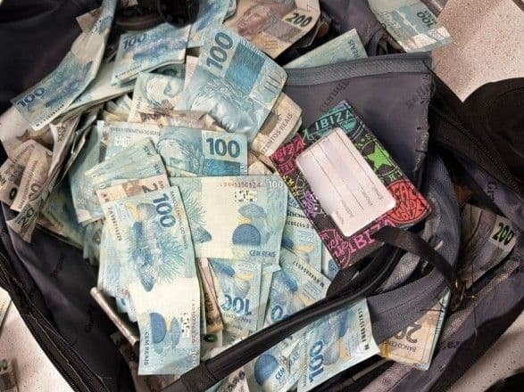 Dinheiro jogado da janela: PF apreende R$ 429 mil em operação contra ex-presidente do Rioprevidência