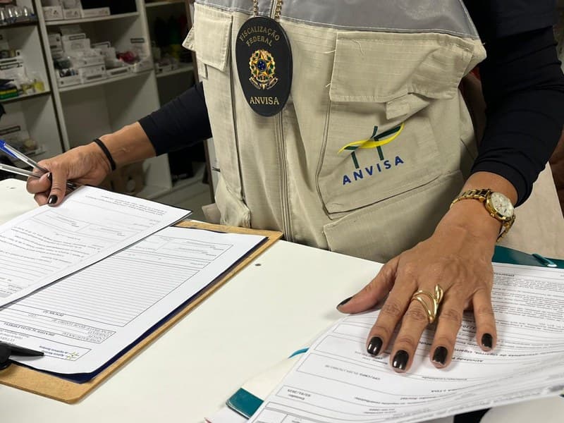 Ação conjunta fiscaliza estabelecimentos e conscientiza população sobre riscos do tabagismo em Balneário Camboriú (SC) — Agência Nacional de Vigilância Sanitária